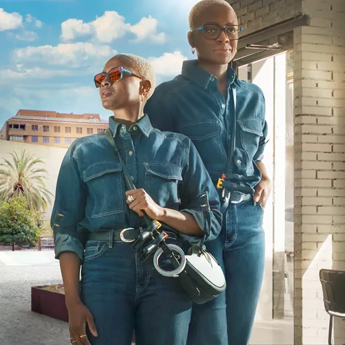 Stylistin im Jeans-Jumpsuit trägt lichtreaktive Linsen von HOYA Sensity Shine